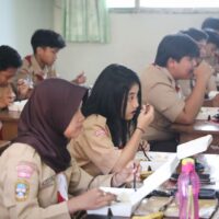 Wakil Presiden terpilih Gibran Rakabuming Raka tinjau menu makan bergizi gratis yang diberikan Pemprov DKI Jakarta di SMAN 70, Rabu (9/10/2024) (Foto: Pemprov DKI Jakarta)