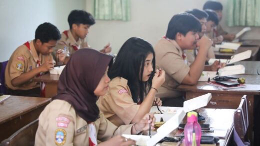 Wakil Presiden terpilih Gibran Rakabuming Raka tinjau menu makan bergizi gratis yang diberikan Pemprov DKI Jakarta di SMAN 70, Rabu (9/10/2024) (Foto: Pemprov DKI Jakarta)